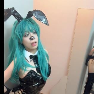 创可贴贴火爆合作视频,22分钟极S表情秀!兔女郎装下水道秀,包包设计精美,推荐下载观看!