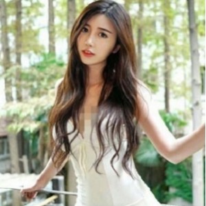 的魅力无可抵挡，她的户外作品更是让人心动不已。大合集中包含了17套资源，总计1.3G，每一帧都是精彩的画面。快来感受这位御姐轻熟少女的魅力吧！