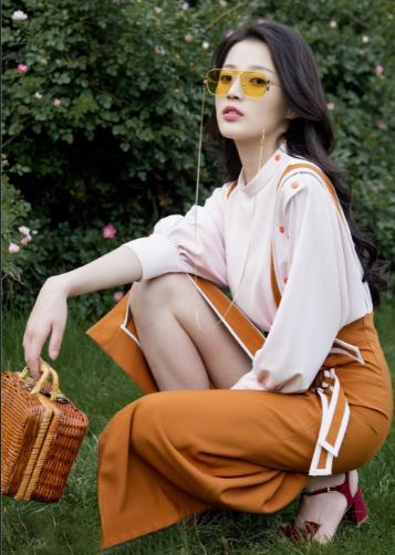 Fullfive：P站红人母系女主角，23套12.4G视频展示完具身材才艺，手调式自动互动机表心情望