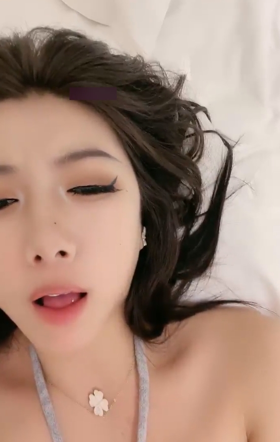 顶级颜值女模小草莓:翘臀神秘处视频1v+2.85g