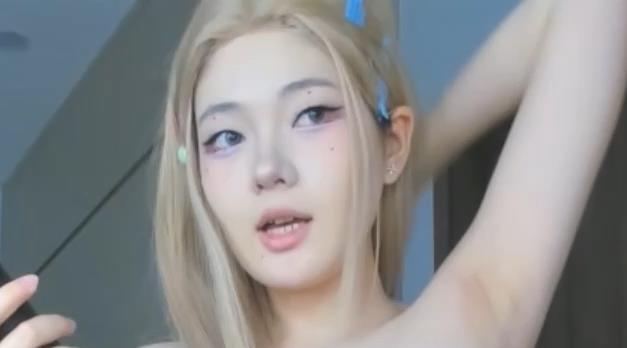 外网热毛选CB主播，颜值身材一流，时长1小时26分钟，优雅文静谈吐令人倾倒，下载观看感受她的魅力