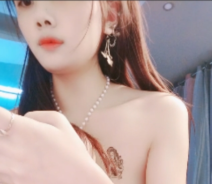 18岁宝宝饿了丝袜诱惑174v434.6g：网络红人小雅的魅力展示