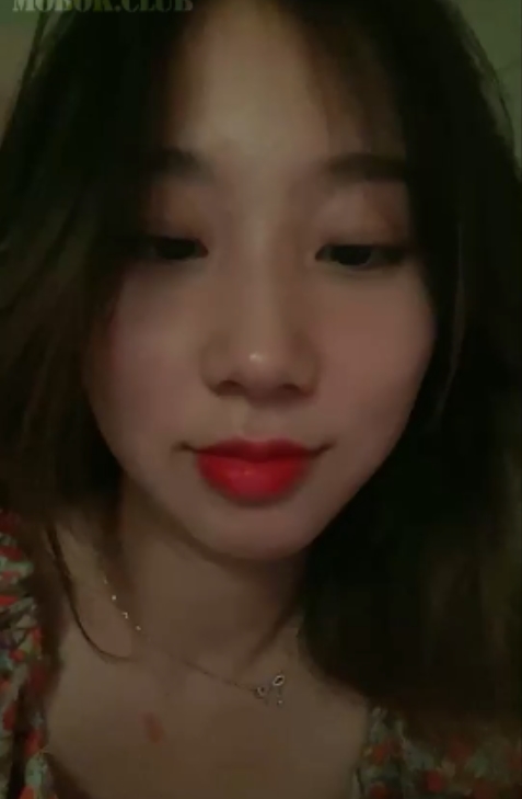 青春学生妹子偷偷玩手机直播叔叔身体检查850m视频百度盘