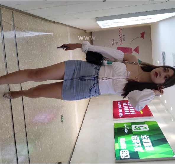 美女穿牛仔短裙高跟展示美腿的4V视频，百度云链接