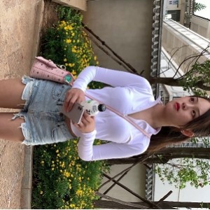 视频：热裤美女展示大长腿和胖臀，2V高清版，6.74G百度云下载