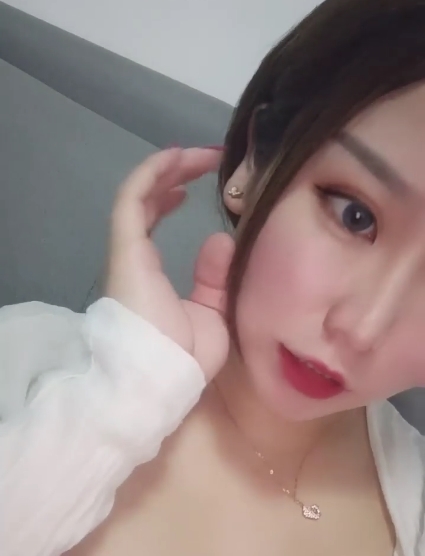 美女素颜露脸，各种表情自然流畅