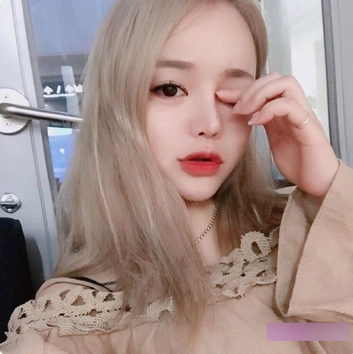 火辣熟女Anlizhaomio的私人作品：红色服装下的性感诱惑力！