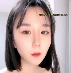 惊现气质美少女短发巨兔展示细节化短发美少女与巨兔的惊现气质，展展示独特魅力