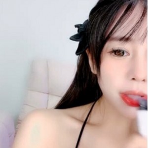 挖井出水：一个具有大罩杯的网红小姐姐在视频中展示如何使用玻璃棒cha ru xue道，穿着网袜展示美腿。