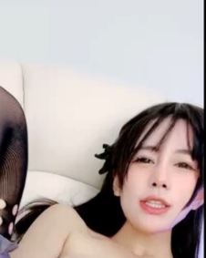 挖井出水：一个具有大罩杯的网红小姐姐在视频中展示如何使用玻璃棒cha+ru+xue道，穿着网袜展示美腿。