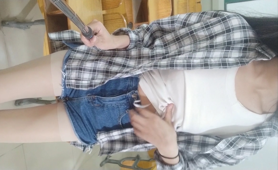 肉丝美腿学生妹大教室尺度自拍揉揉抠动1V+446M百度盘