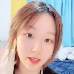 限时特惠柔软美女九川揉捏胸前软肉，振动棒进入xue kou37分钟