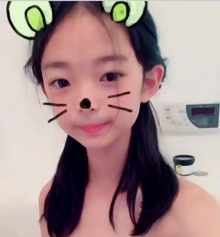 火辣身材妹子用道具玩弄自己性感躯体的视频