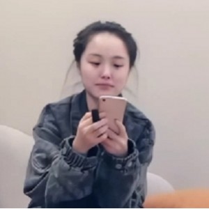 性感黑丝翘pp牛仔外套一字马吊带