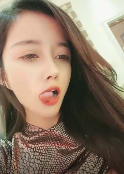 浮力姬虎牙超人气高颜值小妖精定制合集：见证艾莉莎神秘力量的精彩表现！