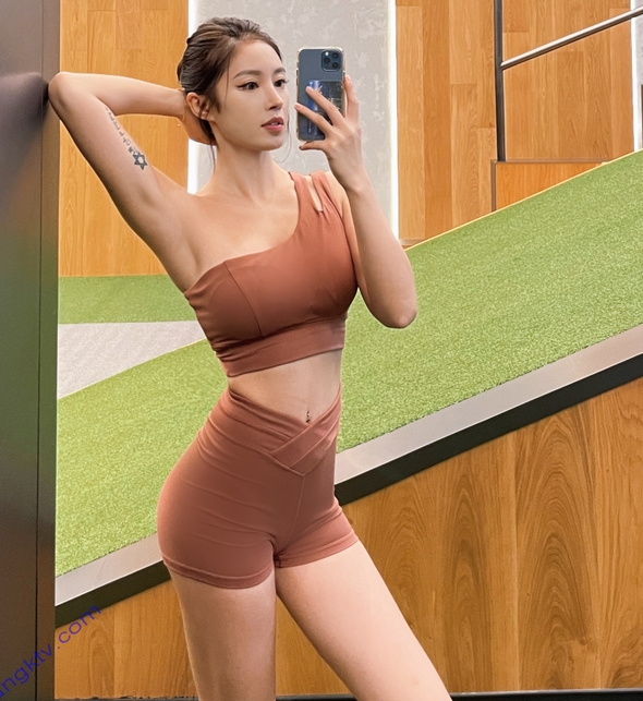 完美身材田雨诗amber百度云有尺度合集：微博网红运动模特冠军完美身材穿比基尼海边拍摄