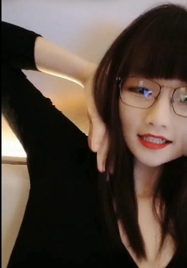 《眼镜妹:高情绪骚气,洞悉人性,欣赏精彩,打包实力派!》