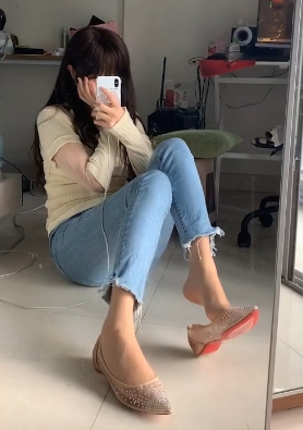 《无敌小姨妈:腿控足控精彩合集,室外刺激诱惑,让你无法抗拒!》