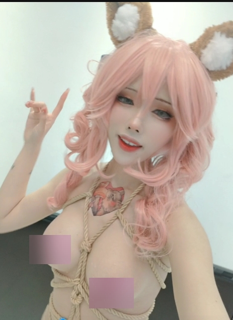 探索TiTi的网红世界：推特COSER@TiTi私拍合集，拥有着精致容颜的英伦小公主，激动人心的美丽造型，令人叹为观止的拍摄手法，无尽欢乐的护肤秘籍，这一切，都