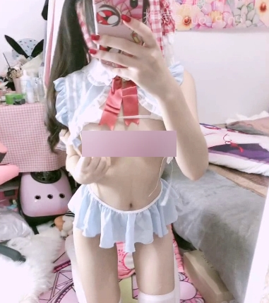 虎牙新晋女神小清殿下精彩视频合集：人气火爆、高颜值、极致画质，拥有晶莹剔透的眼睛、靓丽长发、细腻脸蛋、精致身材，令人心动的美丽宅男女神