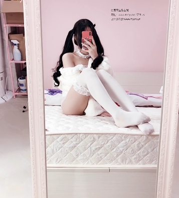 虎牙新晋女神小清殿下精彩视频合集：人气火爆、高颜值、极致画质，拥有晶莹剔透的眼睛、靓丽长发、细腻脸蛋、精致身材，令人心动的美丽宅男女神