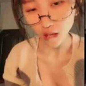 精选网红{{网红名字}}精选新晋大学在读高颜值清纯脸反差学妹绝版有尺度自嗨合集，17GB精彩视频，让人瞬间着迷！