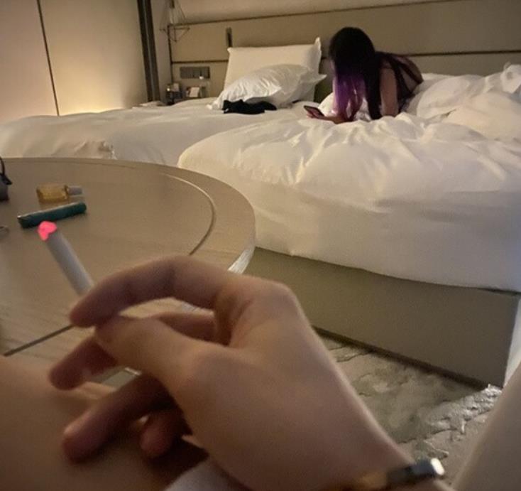 《玛丽莎·索尔斯：性感睡衣约P女神，把酒店变成热闹派对！》