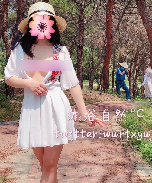 虎牙人气主播沐浴自然°C：淳朴野外脱光，激动合照精彩瞬间