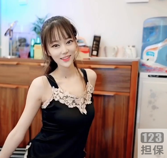 抖音安冉：以死库水、古风汉服、睡裙、红肚兜、浅旗袍、清凉蓝白纱衣等不同造型，联想词中更加火爆安冉的视频：质量、热度、清退、恶性循环，梦幻般的世界