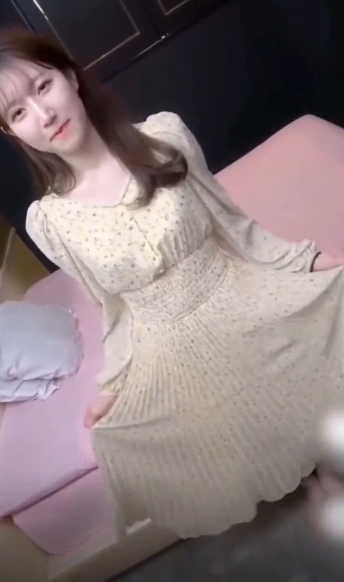 高颜值美眉猛舔狂舔,1V136M百度云永久链接,让你心动不已