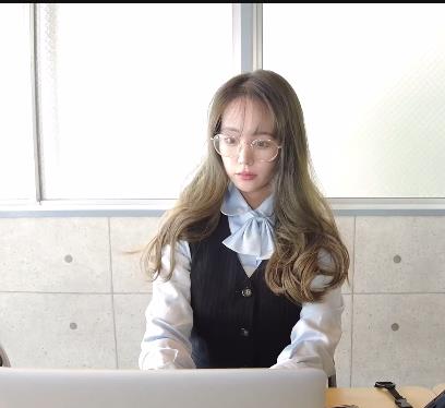 Naomii-与领导视频通话[1V-834M]：19分钟的独特作品，画面惊艳，棒棒糖与下水道的神秘结合，快来与小伙伴一起观看吧！