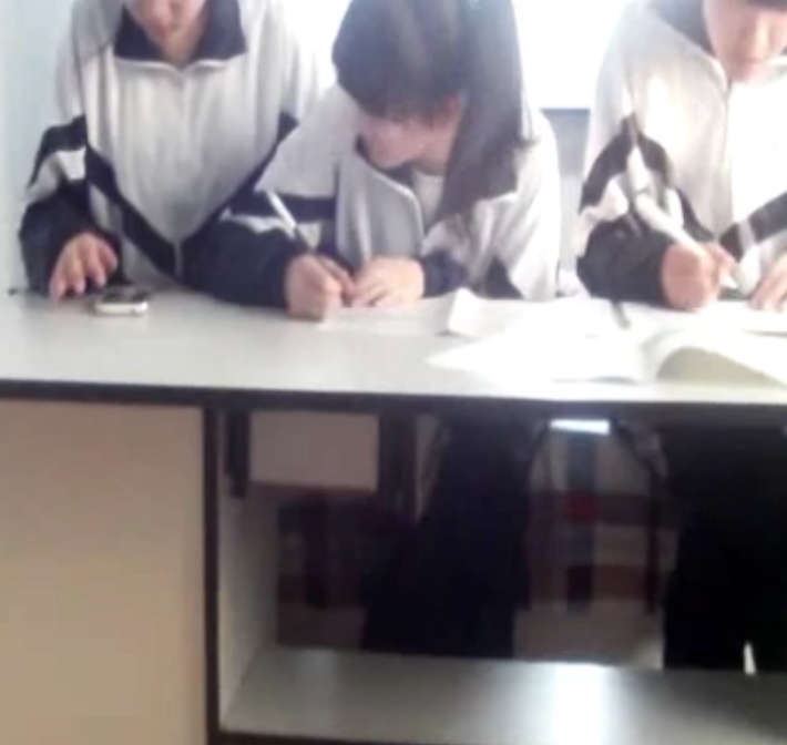 足艺俱乐部流传视频：三人校服白袜足艺[1+165m][百度盘]