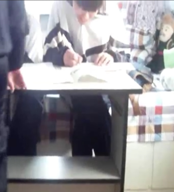 足艺俱乐部流传视频：三人校服白袜足艺[1+165m][百度盘]