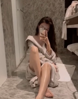 于此，我们为这部视频取名为优质女神反差婊：脚下小狗疯狂互动。