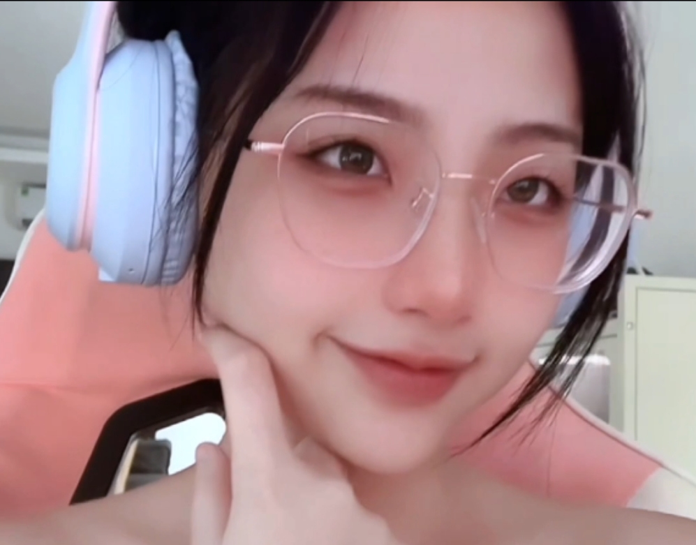 yuumeilyn：开放阿黑颜cos女神新视图[8P16V+1.2G]，解压2次观赏