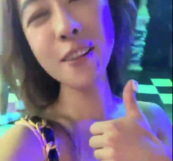 翘臀桃桃夜店密码房直播4V2.4G