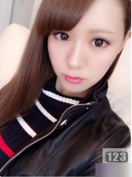 立花瑠莉穿着破洞牛仔裤的时尚风格