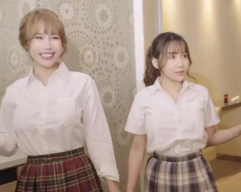 辛尤里火辣自拍视频，闺蜜诸葛木马同场竞技，身材销魂大木瓜惹人心动1988