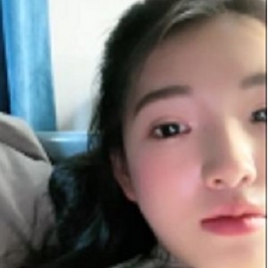 南京大二学妹在教室课堂上展示真实校花魅力，展示性感身材