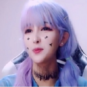 紫发主播dami的高颜值直播秀