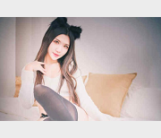 源纱希喵喵合集:网红微博萌妹子,拥有高颜值和猫耳娘cos风格的日本女孩。她的黑丝和绅士风格备受男士喜爱,封号后解封的资源更是备受收藏。