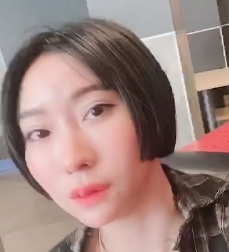 大罩杯美女的户外奶罩和内裤，手指某处，百度秒传