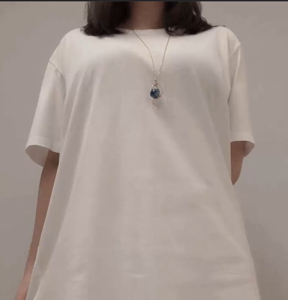 宾利车上的女人穿着白色衬衫和黑色长裤，秀发披散在肩上，望着远方的高速公路，神情迷茫。