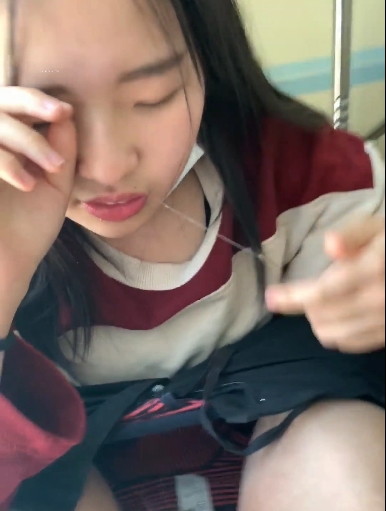 小美女狂吐白沫视频下载