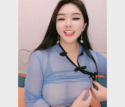 卡戴珊性感资源2V2.7G：天然身材顶熊大诱惑挑逗