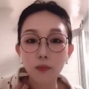 东北眼镜姑娘视频通话活动：男友自摸、挑逗、情难自禁，百度盘搬运