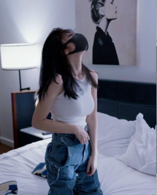 hongkongdoll玩偶姐姐最新推出的OF私拍有尺度合集：自由、随性、放松的视频，魅力女神完美身材！