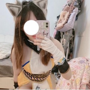 虾酱：COS烧气达人，写真脸似漏非漏，身材火辣诱人