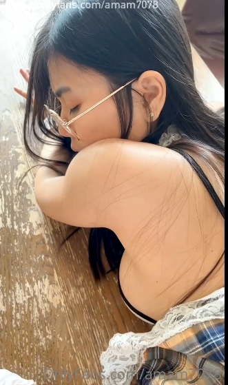 【精选尤物十个眼镜九个骚】享受女仆装私人骚秘书的服务+小怪兽擦lang+xue+各种姿势怼着C+超级骚+完美露脸+550M