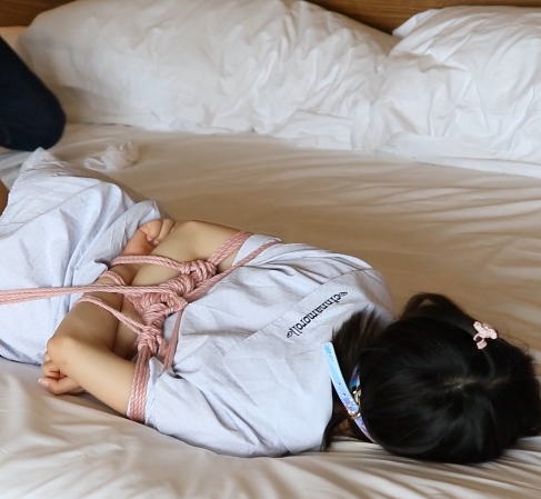 清纯妹子TK！白丝裸足蒙眼堵嘴驷马紧缚精彩瞬间